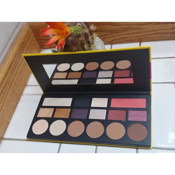 Ultimate Glow palette - Picture 1 of 4